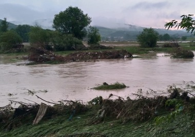  UPDATE - Bilanţ al inundaţiilor în Prahova: Trupurile a trei dintre cei patru copii luaţi de viitură la Sângeru au fost găsite. Peste 100 de persoane evacuate, 76 de locuinţe şi 132 de gospodării afectate