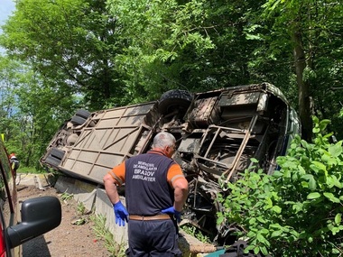 UPDATE - Autocar cu 33 de copii răsturnat pe DN 73 între Râşnov şi Predeal; o femeie a fost transportată la spital - FOTO