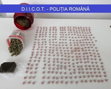 Aproape o mie de pastile de ecstasy şi amfetamine, canabis şi ţigări nemarcate, găsite în urma unor percheziţii făcute în judeţul Bihor; doi bărbaţi, reţinuţi pentru trafic de droguri