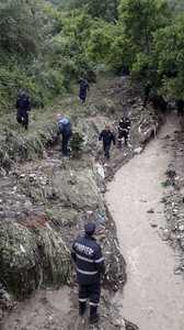 Buzău: Zeci de pompieri, jandarmi şi voluntari caută un bătrân despre care se presupune că ar fi fost luat de o viitură 