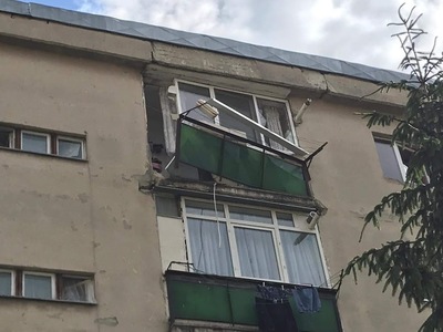 Cluj: Explozie într-un apartament dintr-un bloc din Turda, un bărbat a fost transportat la spital cu arsuri pe faţă şi pe mâini. FOTO
