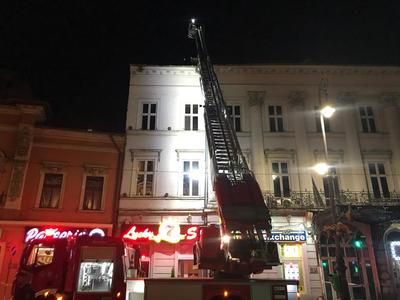 Un horn de pe clădirea unui hotel din Arad a căzut peste o maşină şi pe aleea pietonală din zonă. VIDEO