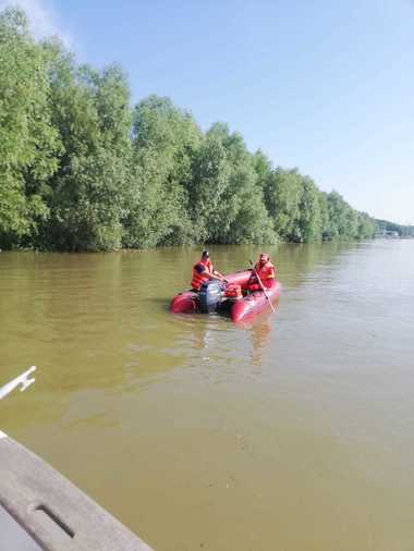 Ialomiţa: Pompierii caută un tânăr de 18 ani care a intrat în apele braţului Borcea şi nu a mai ieşit; fratele său a încercat să-l salveze, fiind salvat de o ambarcaţiune