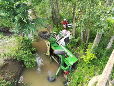 Neamţ: Bărbat rănit după ce a căzut cu tractorul într-un pârâu şi a rămas prins între cabină şi un mal de pământ. FOTO/ VIDEO