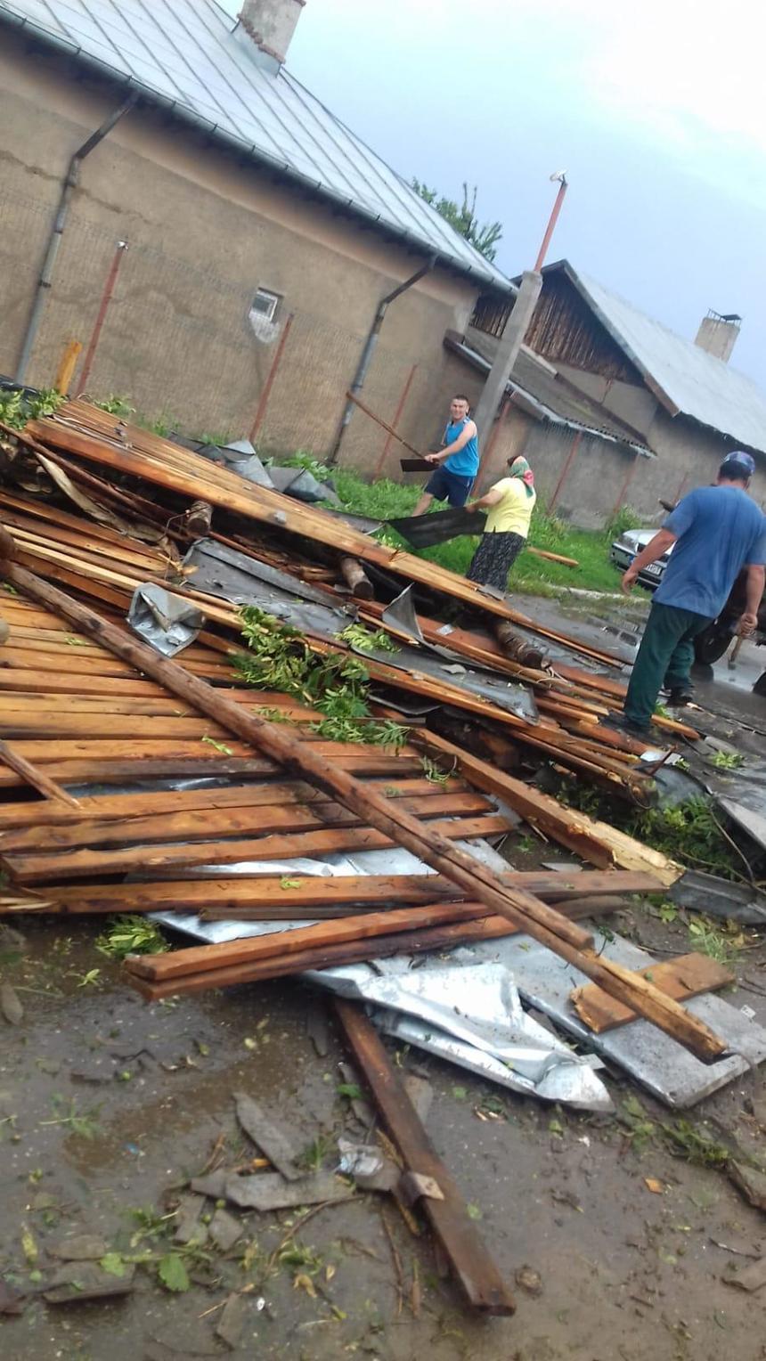 IGSU: S-a intervenit în 14 localităţi din 12 judeţe în urma ploilor din ultimele 24 de ore; trei acoperişuri au fost smulse de vânt şi şase copaci doborâţi. FOTO, VIDEO
