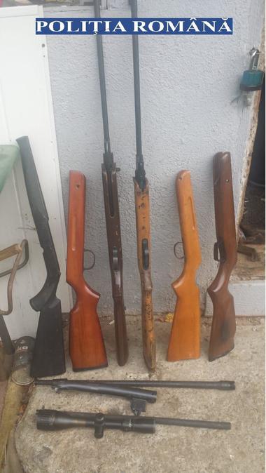 Percheziţii în judeţele Braşov şi Ialomiţa la persoane bănuite de contrabandă calificată şi nerespectarea regimului armelor şi muniţiilor. FOTO