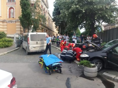 Tânără rănită după ce o maşină a ajuns pe trotuar, după ce s-a ciocnit cu un alt autoturism, în faţa Teatrului Naţional din Cluj-Napoca. FOTO