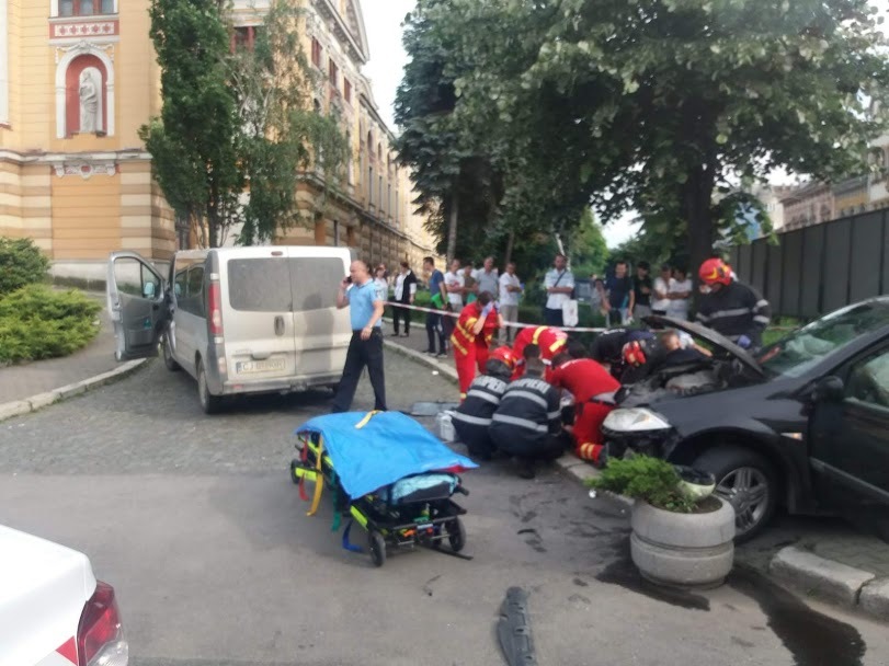 Tânără rănită după ce o maşină a ajuns pe trotuar, după ce s-a ciocnit cu un alt autoturism, în faţa Teatrului Naţional din Cluj-Napoca. FOTO