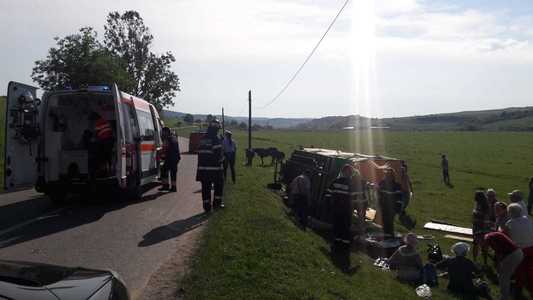 Nouă cetăţeni străini, răniţi după ce s-au răsturnat cu căruţa, pe un drum judeţean din Sibiu. FOTO, VIDEO