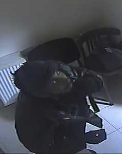 Dolj: Persoană căutată de poliţişti, după ce a încercat să fure dintr-o agenţie bancară din comuna Moţăţei. FOTO, VIDEO