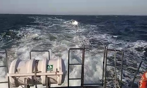 Constanţa: Patru bărbaţi aflaţi într-o ambarcaţiune care plutea în derivă în Marea Neagră, salvaţi de poliţiştii de frontieră. VIDEO