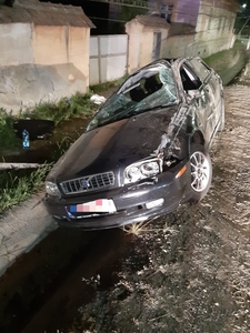 Sibiu: O tânără de 18 ani a murit, după ce maşina în care se afla a intrat într-un stâlp