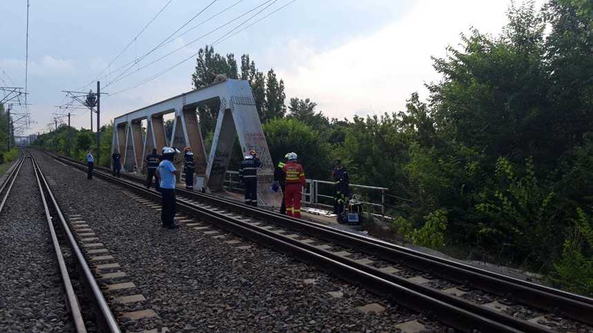UPDATE: Doi bărbaţi s-au electrocutat după ce s-au urcat pe arcada metalică a podului CFR Herăstrău; ambii au arsuri, fiind transportaţi la spital. FOTO, VIDEO