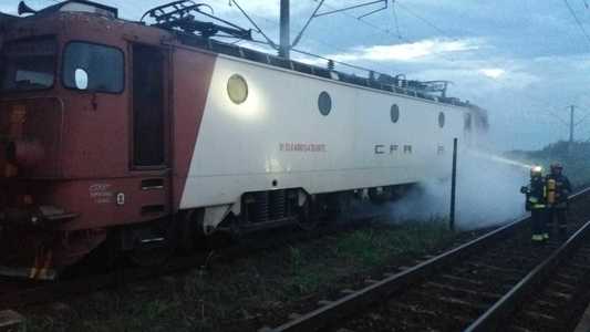 Timiş: Incendiu la locomotiva trenului Bucureşti - Timişoara, în gara din Recaş. 200 de călători au fost evacuaţi din tren. FOTO