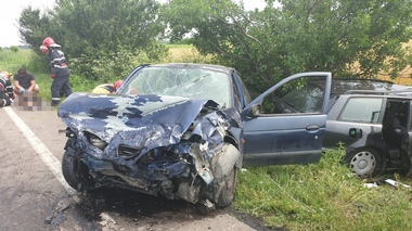 Cinci persoane, între care un copil, rănite grav într-un accident rutier produs în Ialomiţa. FOTO