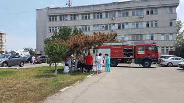 Incendiu la Spitalul CFR Constanţa; 60 de persoane au fost evacuate. FOTO