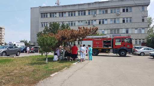 Incendiu la Spitalul CFR Constanţa; 60 de persoane au fost evacuate. FOTO