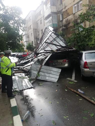 Nouă autoturisme, avariate de acoperişuri smulse de vântul puternic, în Gorj şi în Caraş-Severin. FOTO