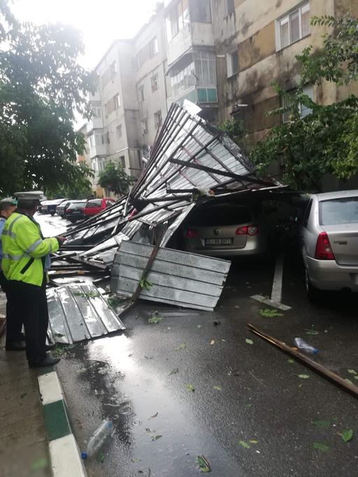 Nouă autoturisme, avariate de acoperişuri smulse de vântul puternic, în Gorj şi în Caraş-Severin. FOTO