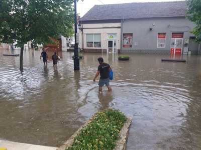 Mai multe spaţii comerciale şi autoturisme, inundate în urma unei ploi torenţiale în Cernavodă. FOTO, VIDEO