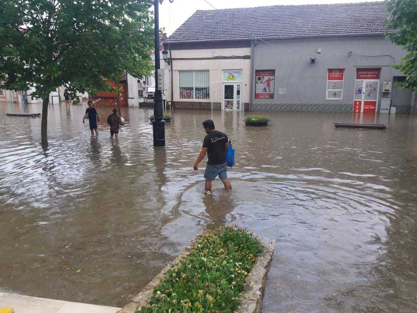 Mai multe spaţii comerciale şi autoturisme, inundate în urma unei ploi torenţiale în Cernavodă. FOTO, VIDEO