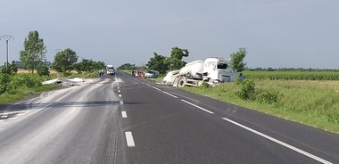 Doi răniţi într-un accident în care au fost implicate o cisternă şi alte trei autovehicule, pe DN 2, în Buzău. FOTO