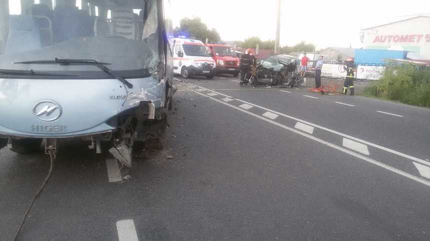Doi răniţi după ce un autoturism s-a ciocnit cu un autobuz, pe DN 2, în judeţul Vrancea. FOTO
