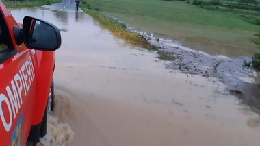 Buzău: O maşină a fost luată de viitură; şoferul, care încerca să mute autoturismul din calea apei, s-a salvat în ultimul moment