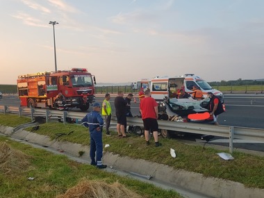Timiş: Accidentul de pe A1 a fost provocat de un şofer care a circulat pe contrasens. Unul dintre copiii răniţi a decedat la spital