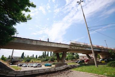 O bucată dintr-un pod care supratraversează o şosea din municipiul Buzău s-a prăbuşit; nu au fost înregistrate victime. FOTO/ VIDEO