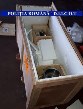 Grupare care a importat din China în Olanda, prin România, precursori de droguri de mare risc, destructurată; au fost arestate 18 persoane şi a fost descoperit un laborator de droguri şi două plantaţii de cannabis