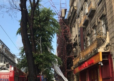 Două schele s-au desprins de pe clădiri, pe strada Ştirbei Vodă şi pe Bulevardul Regina Elisabeta, în urma furtunii din Capitală. Consilier general PNL: Schelele aparţin Primăriei Capitalei - FOTO, VIDEO