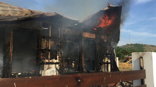 Incendiu la o pensiune din Tulcea, mai multe persoane au părăsit imobilul când au izbucnit flăcările - FOTO, VIDEO