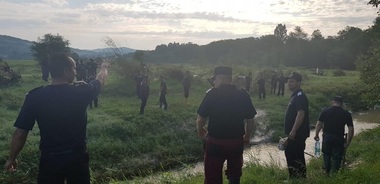 Acţiune de căutare extinsă a copilului luat de viitură la Sângeru - participă peste 400 de pompieri - FOTO