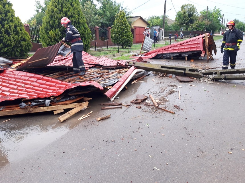 Constanţa: Acoperişul şcolii din comuna Castelu a fost smuls de vânt - FOTO
