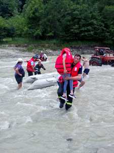 Cinci persoane, între care două fete de 14 ani, salvate după ce tractorul în care se aflau s-a împotmolit în albia râului Putna. FOTO