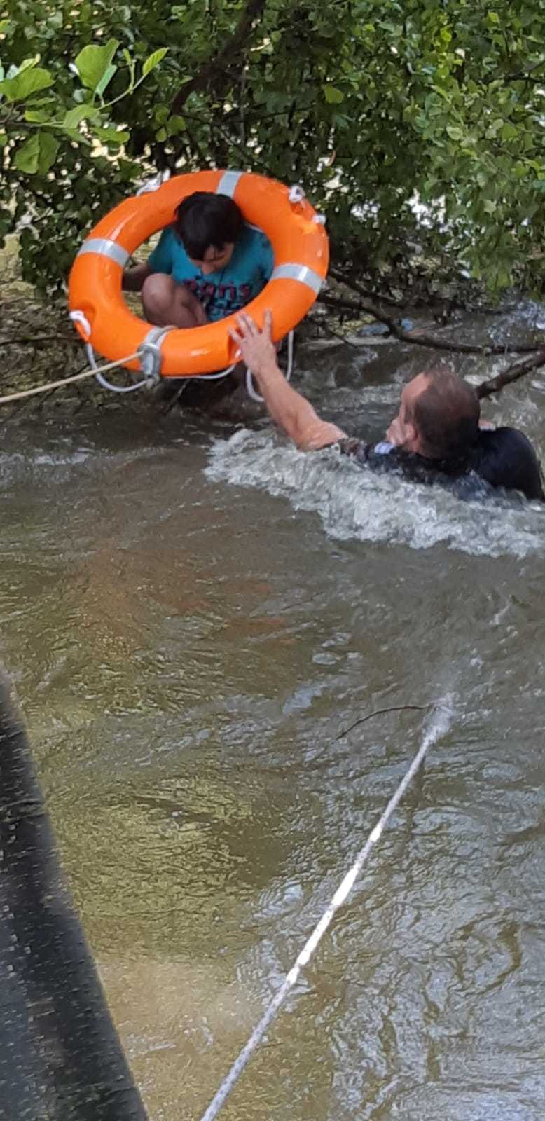 Alba: Doi copii de 11 şi 13 ani, salvaţi de pompieri după ce, aflaţi la joacă pe malul râului Sebeş, au fost surprinşi de debitul crescut al apei, în urma unei deversări controlate. FOTO