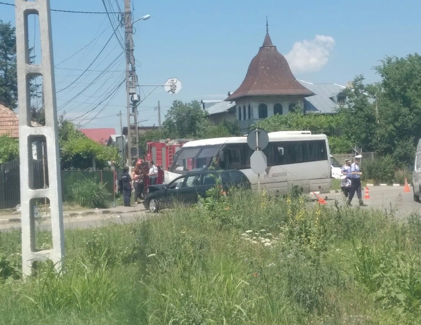 Prahova: Un microbuz cu 11 persoane la bord şi un autoturism s-au ciocnit; cinci persoane au fost transportate la spital