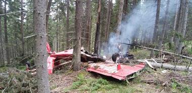 Un avion de mici dimensiuni a aterizat forţat în judeţul Harghita, aparatul de zbor luând foc; pilotul şi copilotul s-au evacuat