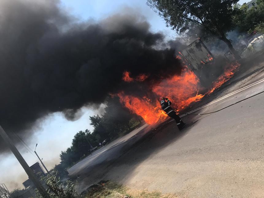 Giurgiu: TIR încărcat cu chipsuri, distrus într-un incendiu; maşina se îndrepta către frontieră, fiind condusă de un cetăţean bulgar. FOTO