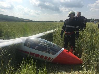 Un planor a aterizat forţat pe un câmp din judeţul Covasna; la manşă se afla o femeie, care este evaluată de echipajul SMURD. FOTO