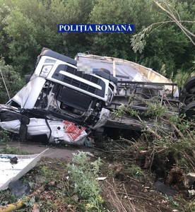 Vâlcea: Un TIR plin cu 20 de tone de ciocolată a căzut în râul Olt; şoferul,cetăţean bulgar, a declarat că autovehiculul a rămas fără frâne

