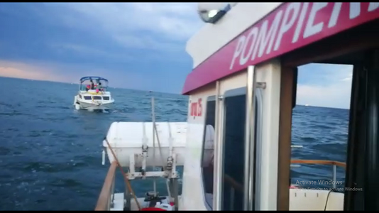 Patru persoane aflate într-o ambarcaţiune care plutea în derivă în Marea Neagră, salvate de pompierii constănţeni - VIDEO