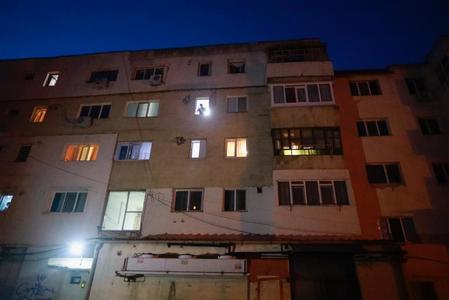 O fată de 13 ani, nevăzătoare, a căzut de la etajul al treilea al unui bloc din Buzău, pe acoperişul unui depozit; ea a fost dusă la spital. FOTO, VIDEO