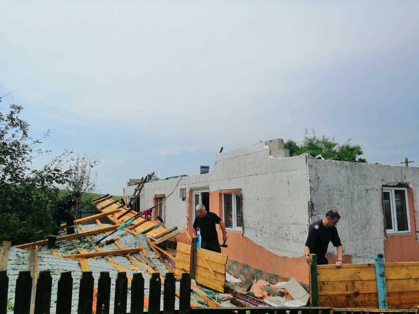 Botoşani: Mai multe locuinţe au rămas fără acoperiş, iar arbori au fost rupţi, în urma unei furtuni puternice. FOTO, VIDEO