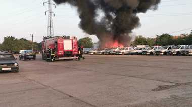 Constanţa: Cinci maşini de poliţie, afectate de un incendiu. Focul a pornit de la un microbuz parcat în apropiere, poliţiştii încercând să stabilească dacă focul a fost pus intenţionat