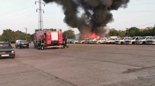 Constanţa: Cinci maşini de poliţie, afectate de un incendiu. Focul a pornit de la un microbuz parcat în apropiere, poliţiştii încercând să stabilească dacă focul a fost pus intenţionat