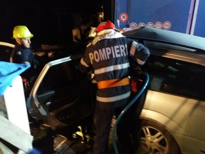 Neamţ: Patru tineri au murit după ce au intrat cu maşina sub un TIR parcat  - FOTO