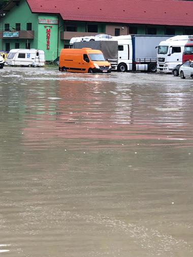Vâlcea: Trafic deviat printr-o parcare de pe marginea DN 7, din cauza apei de pe carosabil. FOTO/ VIDEO