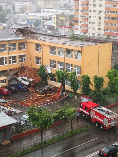 IGSU: Efecte ale furtunilor în 28 de localităţi din 11 judeţe şi în Bucureşti; zeci de copaci au fost doborâţi de vânt, fiind afectate temporar traficul rutier şi cel feroviar. FOTO